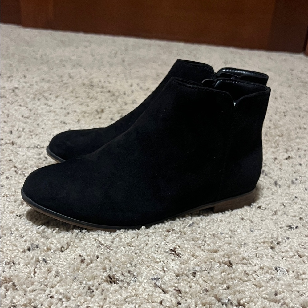 Cat & Jack Girl’s Size 3 Black Suede Zipper Ankle Boots